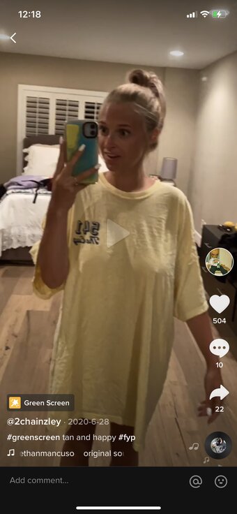 2Chainzley / ainsleyweaver Nude Leaks Photo 1