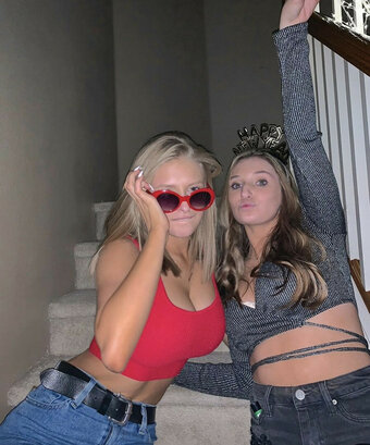 2Chainzley / ainsleyweaver Nude Leaks Photo 13