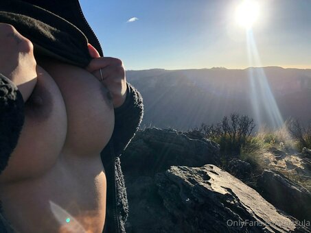 Aazula / azulaae / elnaelle Nude Leaks OnlyFans Photo 7