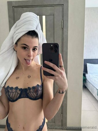 aerinemerald Nude Leaks Photo 17