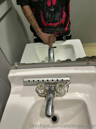 afallingweiner Nude Leaks Photo 2