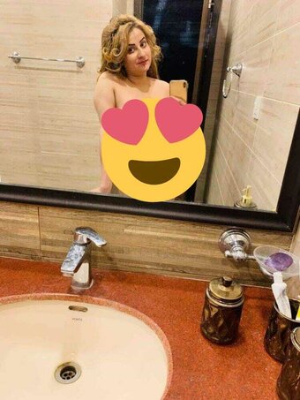 Afreen Khan Nude Leaks Photo 2