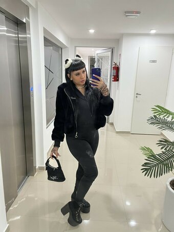 akarandomhoe /  / 23moli / moli23 / molimyers / molimyers23 Nude Leaks OnlyFans Photo 1