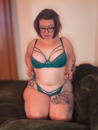 Allaboutbee / all.about.beee Nude Leaks Photo 1