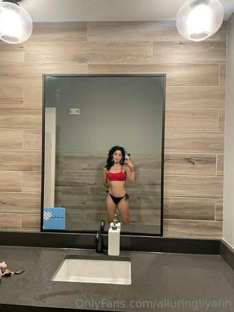 alluringliyahh Nude Leaks Photo 5