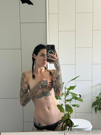 alt-babe Nude Leaks Photo 2