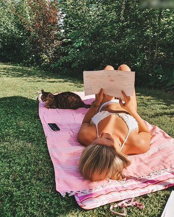 Anna Bauer (annavvba)