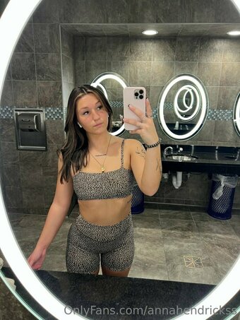 annahendrickss Nude Leaks Photo 9