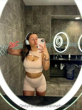 annahendrickss Nude Leaks Photo 17