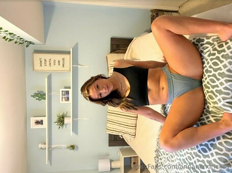 annahendrickss Nude Leaks Photo 18