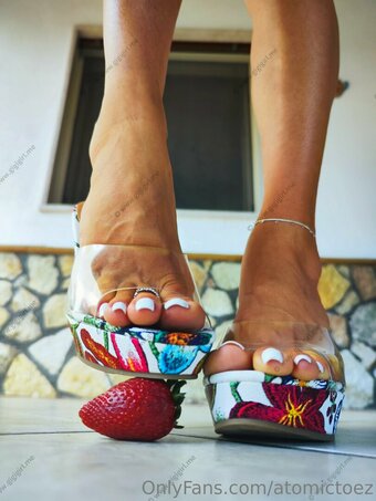atomictoez Nude Leaks Photo 10