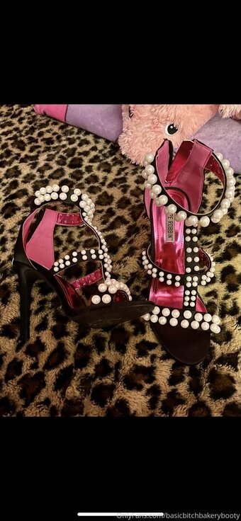 basicbitchbakerybooty Nude Leaks Photo 24