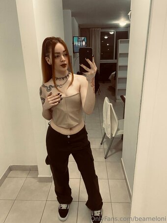 beameloni Nude Leaks Photo 10