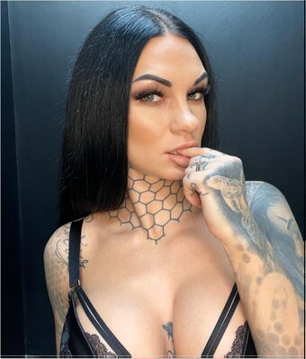 Bee Phillips / beephillips / beephillips__ Nude Leaks OnlyFans Photo 25