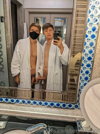 benningtons Nude Leaks Photo 5