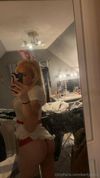 bertyhora Nude Leaks Photo 2