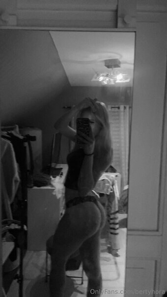 bertyhora Nude Leaks Photo 10