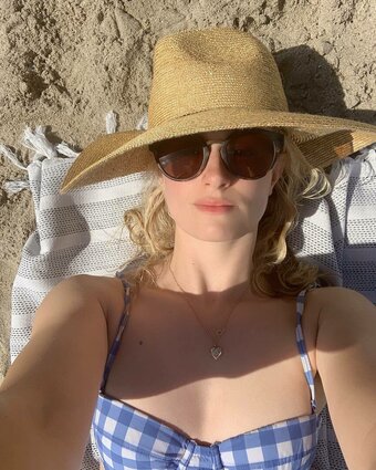Beth Behrs / bethbehrs Nude Leaks Photo 1