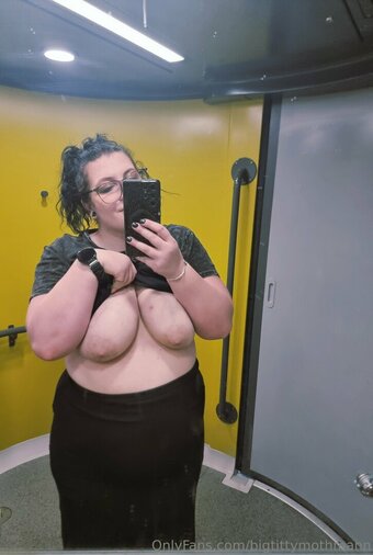 bigtittymothmann Nude Leaks Photo 2