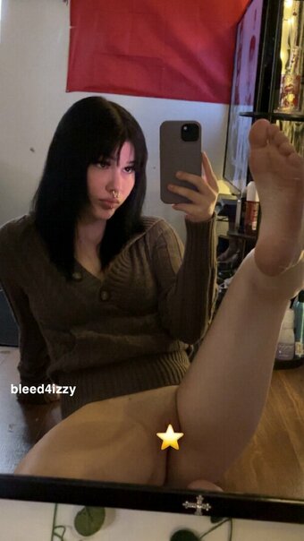 bleed4izzy Nude Leaks Photo 6