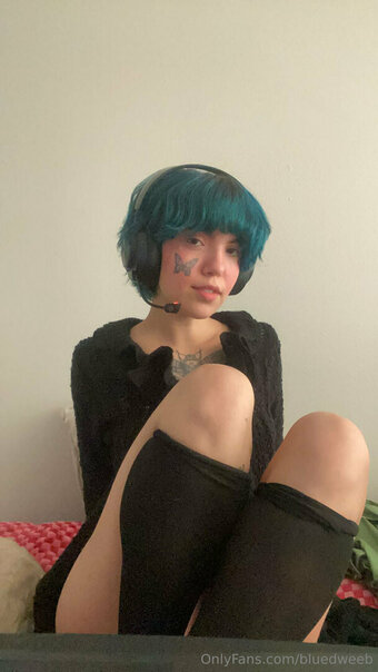 bluedweeb Nude Leaks Photo 9