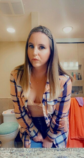 blueeyesbombshell Nude Leaks Photo 25