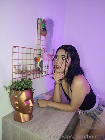 boneth Nude Leaks Photo 19
