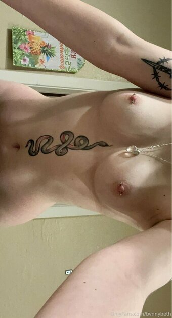 BvnnyBeth / vampireliquor Nude Leaks OnlyFans Photo 10