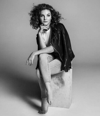 Camren Bicondova Nude Leaks Photo 22