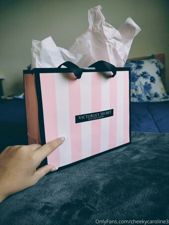 carolinecheeks / cheekycaroline3 / resent_cheekss Nude Leaks OnlyFans Photo 2