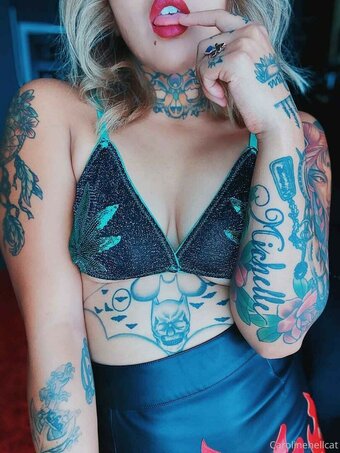Carolinehellcat / https: Nude Leaks Photo 1