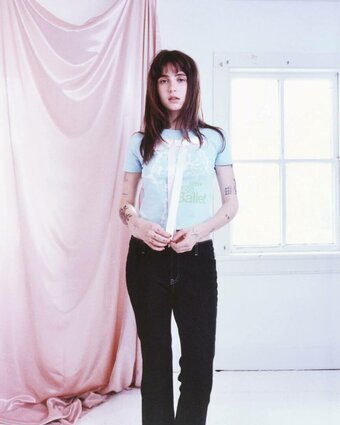 Clairo Nude Leaks Photo 17