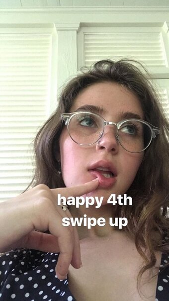 Clairo Nude Leaks Photo 21