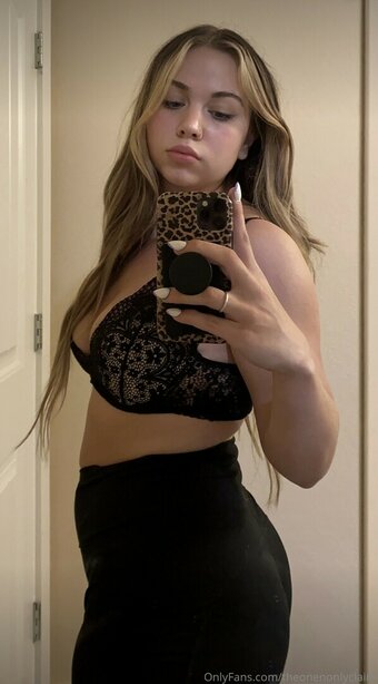 clarissaexplainsalilbit / theonenonlyclaire Nude Leaks OnlyFans Photo 2