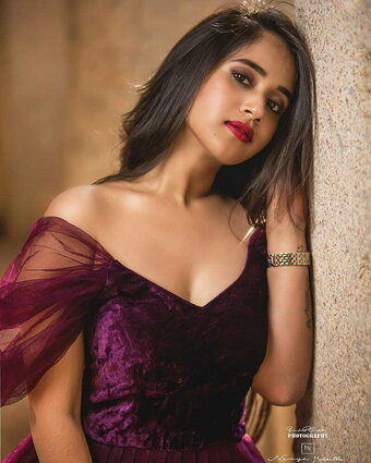 Deepthi Sunaina Nude Leaks Photo 10