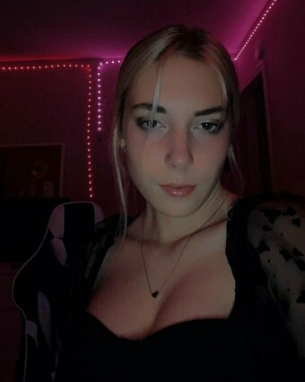 DefNotDes / Destiney / _defnotdes_ / https: Nude Leaks Photo 24