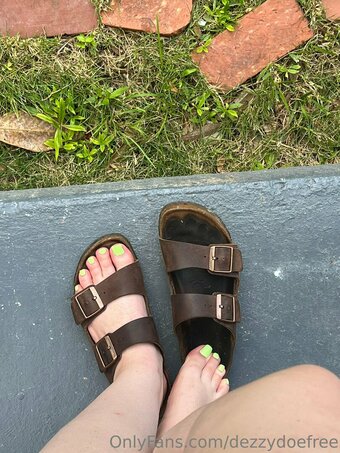 dezzydoefree Nude Leaks Photo 21