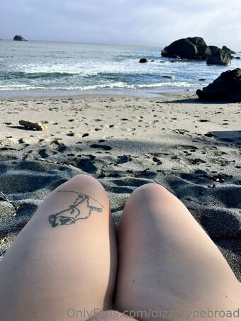 dizzytypebroad Nude Leaks Photo 5