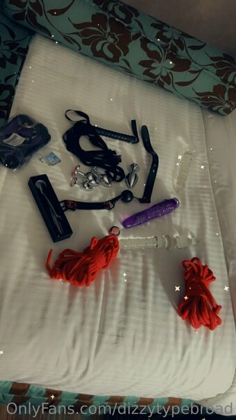 dizzytypebroad Nude Leaks Photo 9