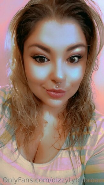 dizzytypebroad Nude Leaks Photo 21