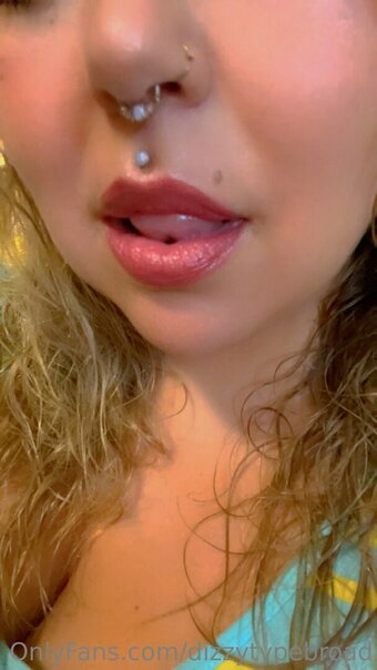 dizzytypebroad Nude Leaks Photo 25