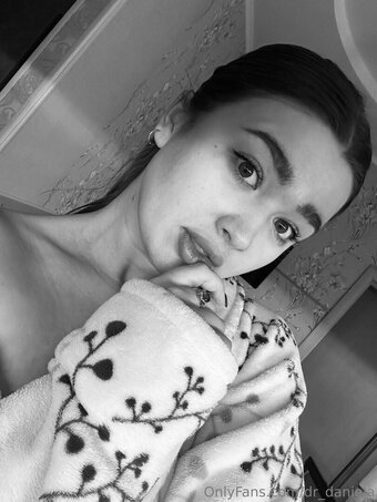 dr_daniela Nude Leaks Photo 24