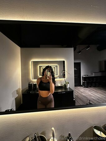 drinkswithdee / Deebellle Nude Leaks Photo 9