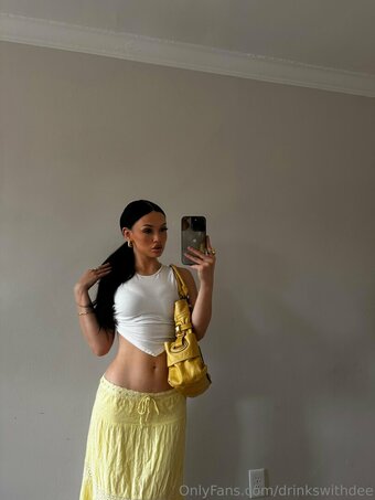 drinkswithdee / Deebellle Nude Leaks Photo 11