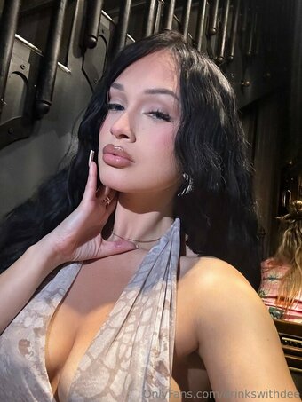 drinkswithdee / Deebellle Nude Leaks Photo 14