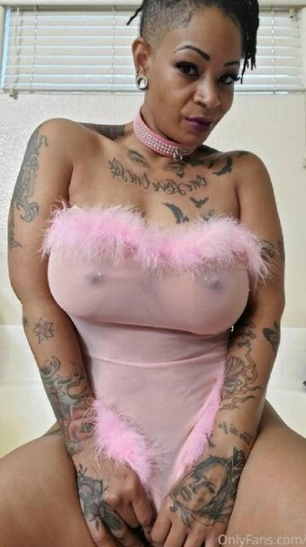 Edaqueenbee / darealqueenbee1 Nude Leaks Photo 2