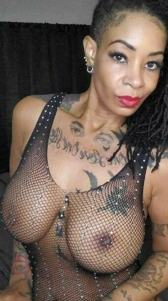 Edaqueenbee / darealqueenbee1 Nude Leaks Photo 3