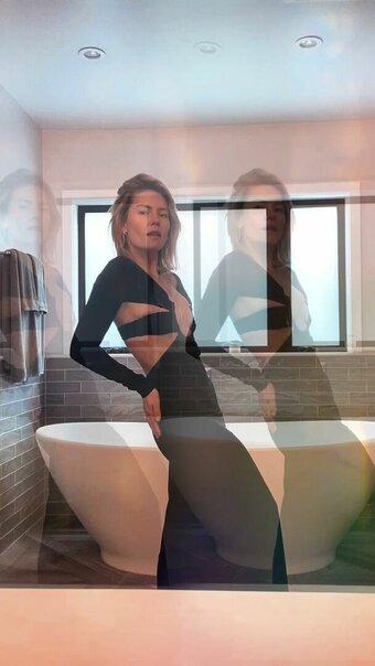 Elisha Cuthbert / elishaphaneuf Nude Leaks Photo 2