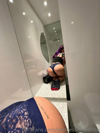 elleofhellfree Nude Leaks Photo 10