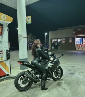 Elliemoore / Ellie.moore04 / Ellmari.e / elliemoore_official Nude Leaks OnlyFans Photo 3